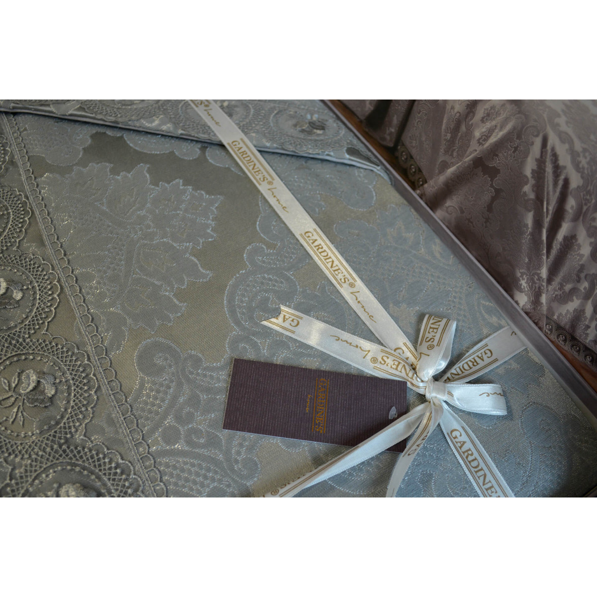 Покривало на ліжко жакардове 240x260 Diana Сіре з мереживом